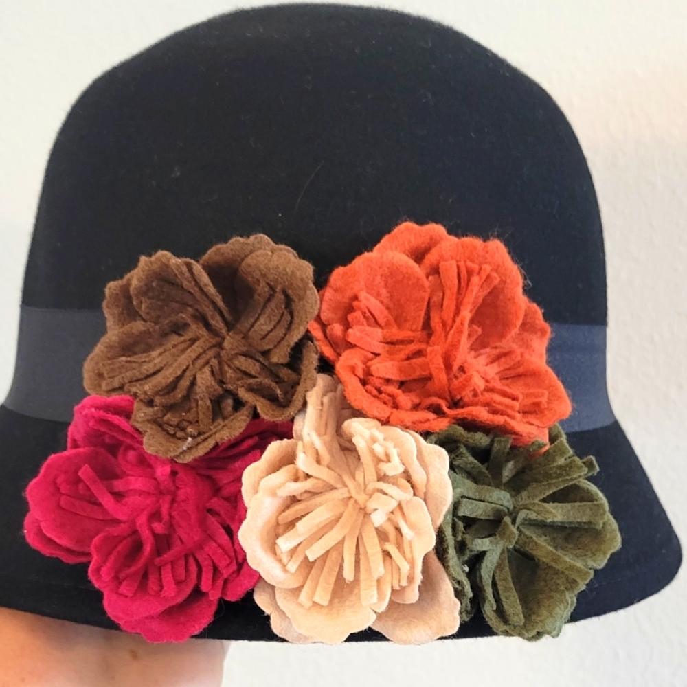 VERY PRETTY BLACK WOOL HAT. ONE SIZE FITS ALL.